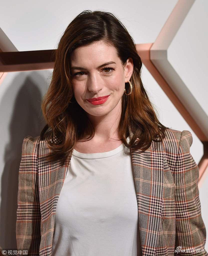 组图:安妮·海瑟薇挥手甜笑优雅迷人 西装外套尽显知性