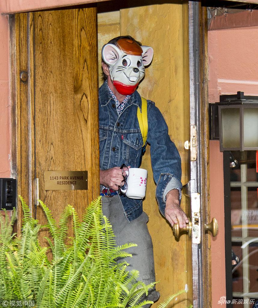 组图:设计师kate spade自杀后老公现身 戴老鼠面具诡异