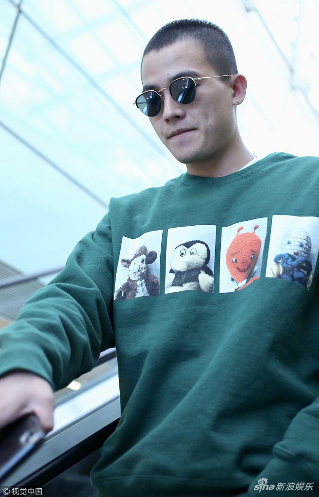 组图:欧豪走出分手阴霾 休闲打扮墨镜扮酷心情不错