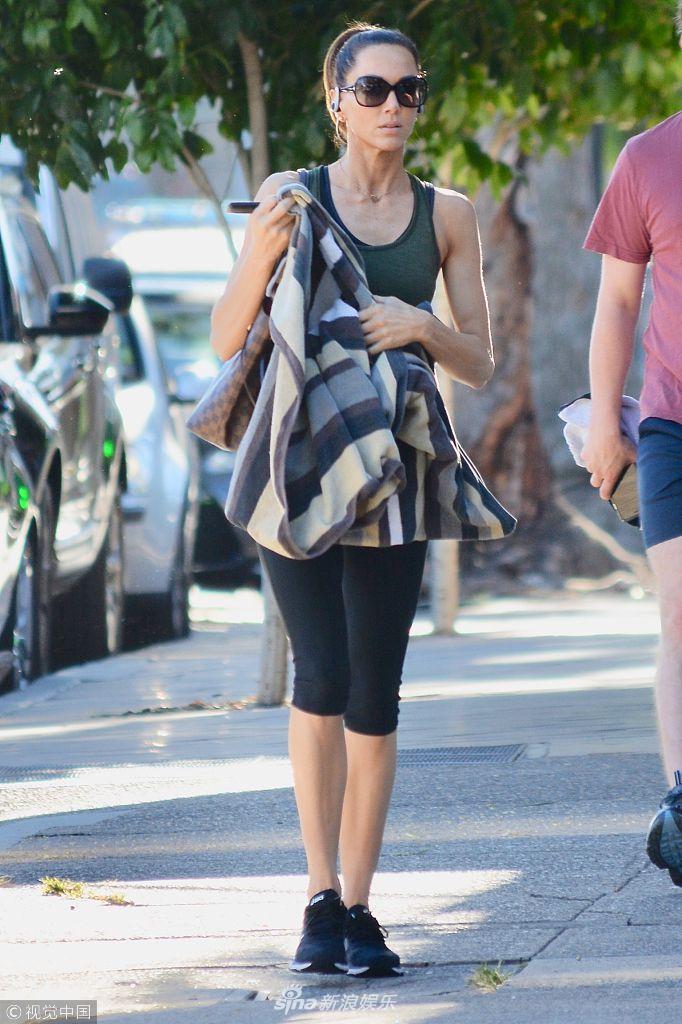 组图凯利克拉克清晨健身保持好身材一路翻包找围巾手忙脚乱