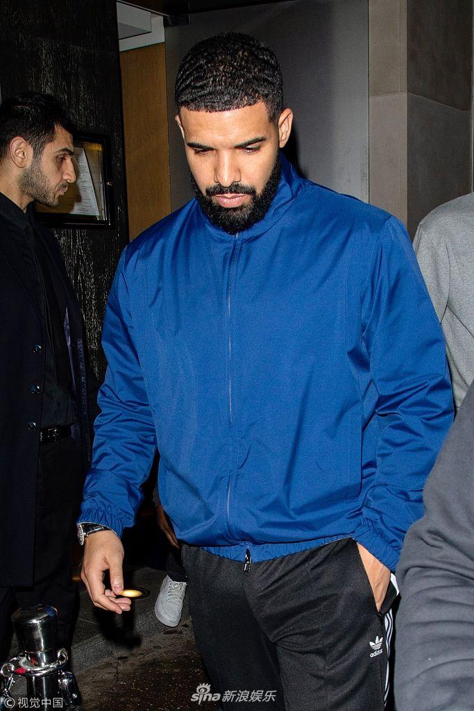 组图:"公鸭"德雷克酒店遭跟拍 蓝衣时髦抢眼络腮胡显粗犷