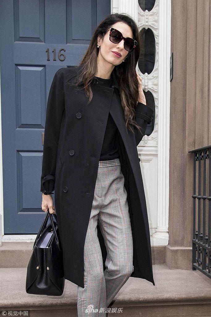 2018年4月12日,美国纽约,乔治·克鲁尼的娇妻阿迈勒·克鲁尼现身街头