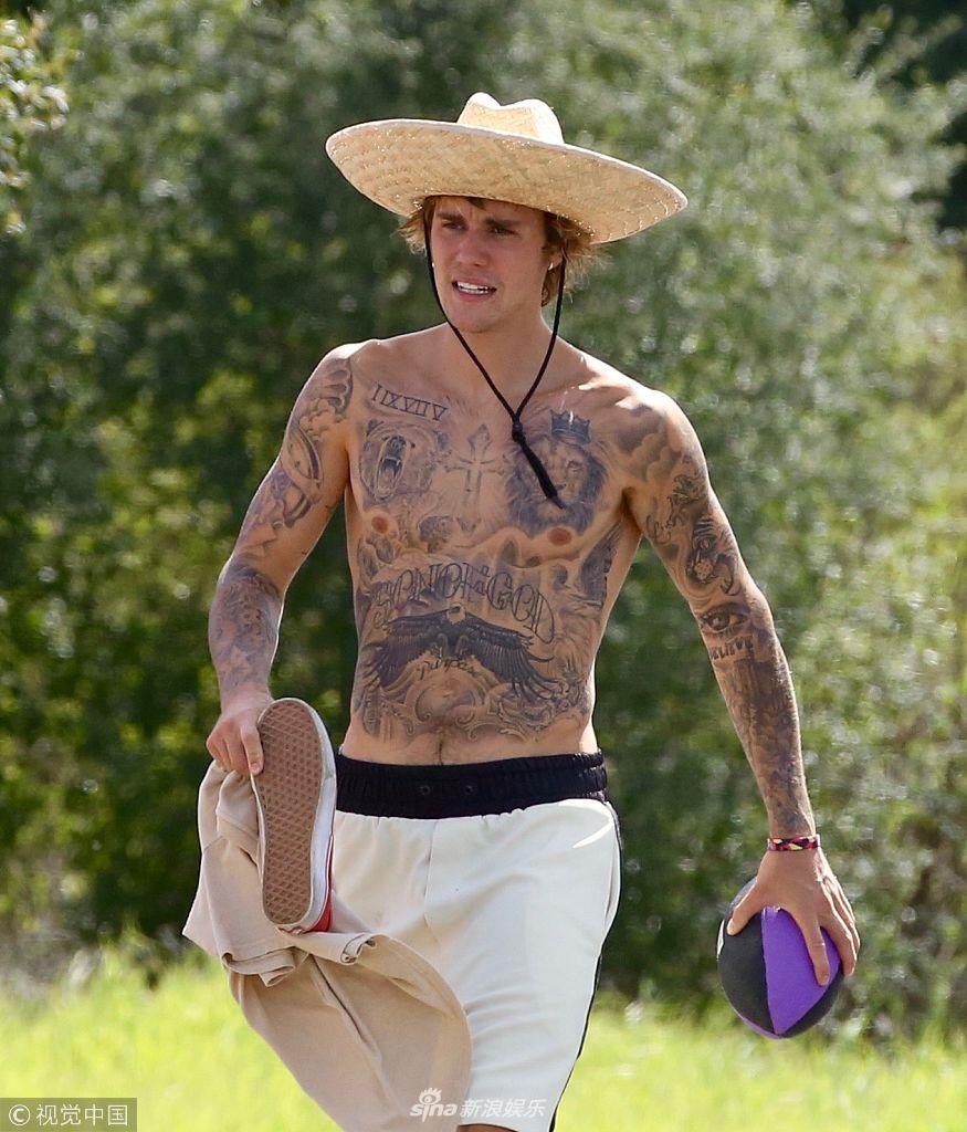 组图:比伯赤膊秀肌肉溪边游泳遭大妈围观 戴草帽眼神迷离