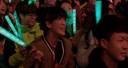 组图：周笔畅全程裙装热唱武汉演唱会 陈珊妮送飞吻