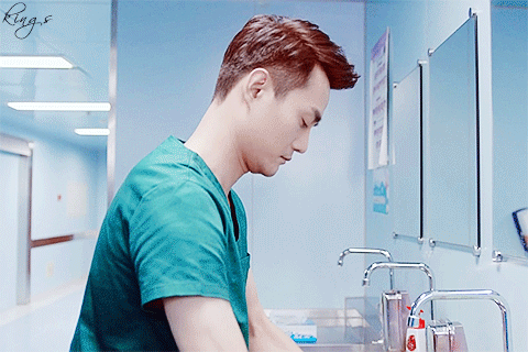 《欢乐颂》第二季已完结,片中赵医生饰演者王凯变得更加的包容.