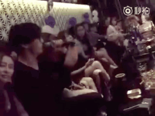 组图：薛之谦被曝私密照 与美女喂食唱K时美女环绕