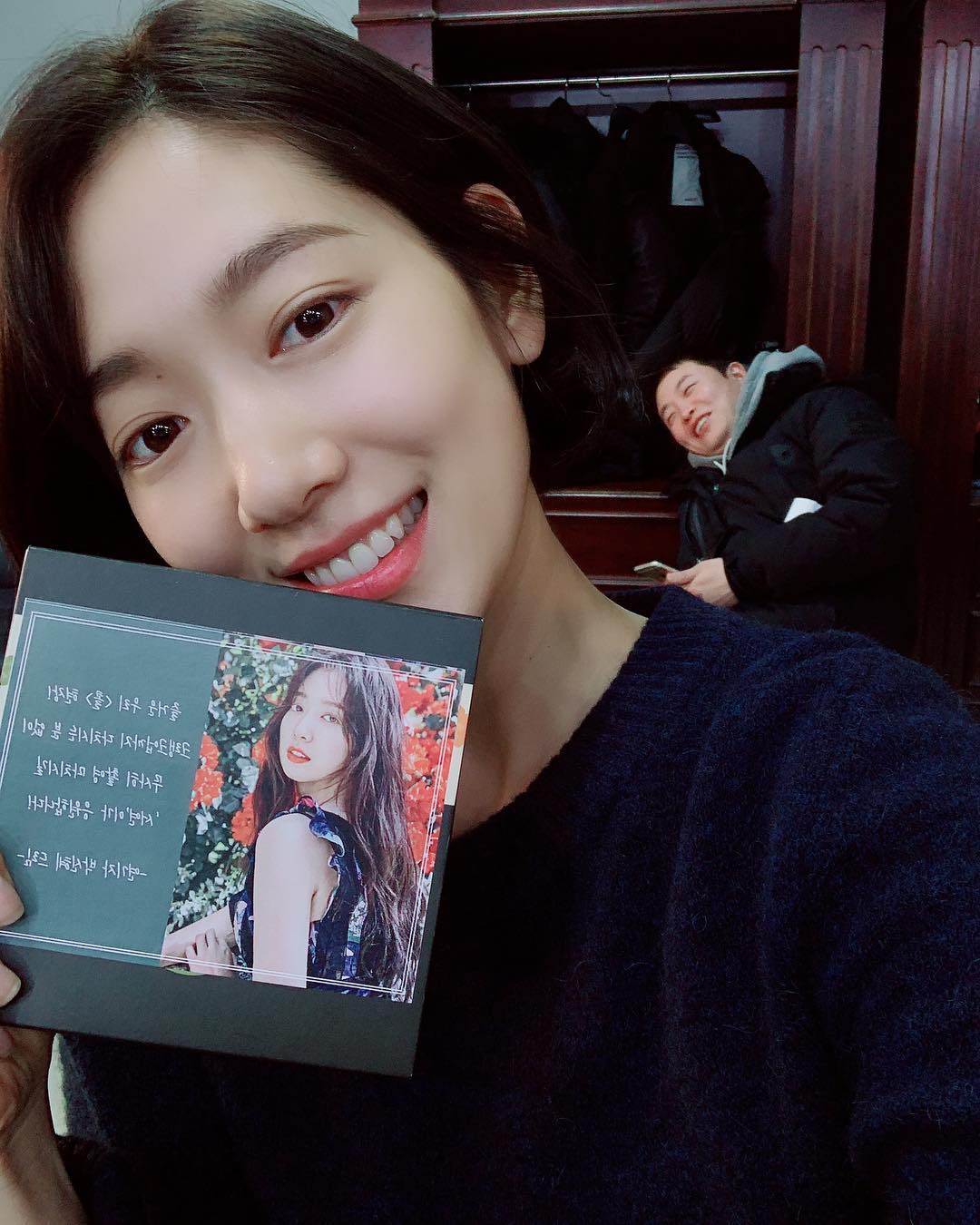 组图:朴信惠过生日托腮嘟嘴可爱 剪短发粉嫩少女感_高清图集_新浪网