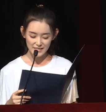 组图：蒋依依任中戏新生代表发言 从容淡定谦逊有加青春气息十足