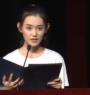 组图：蒋依依任中戏新生代表发言 从容淡定谦逊有加青春气息十足