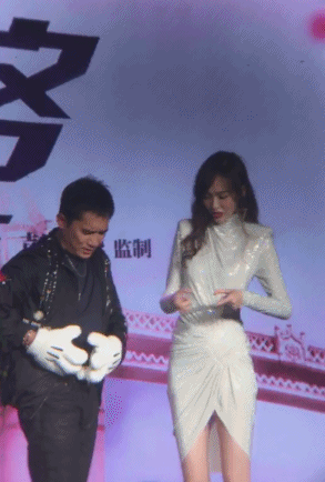组图：被迫营业的影帝！梁朝伟向吴亦凡学比心一脸无奈