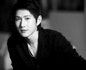 组图：《爱人同志》央视热播 何明翰战地撩妹甜蜜暴击