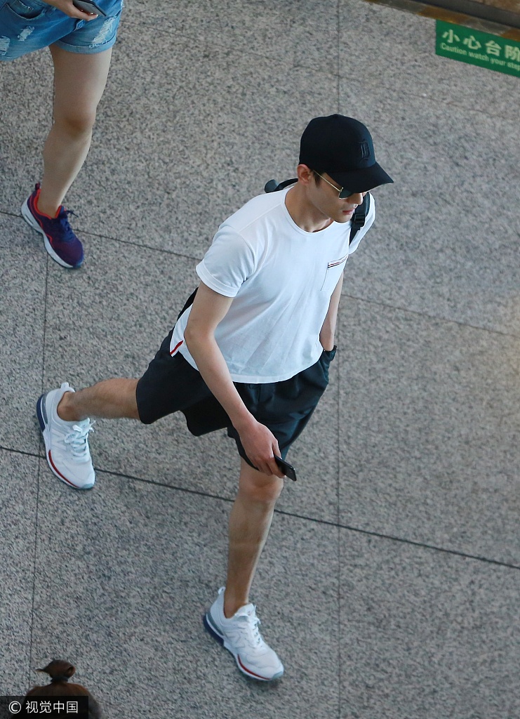 组图:王凯穿运动装现身活力满满 遭高空俯拍大长腿无处安放