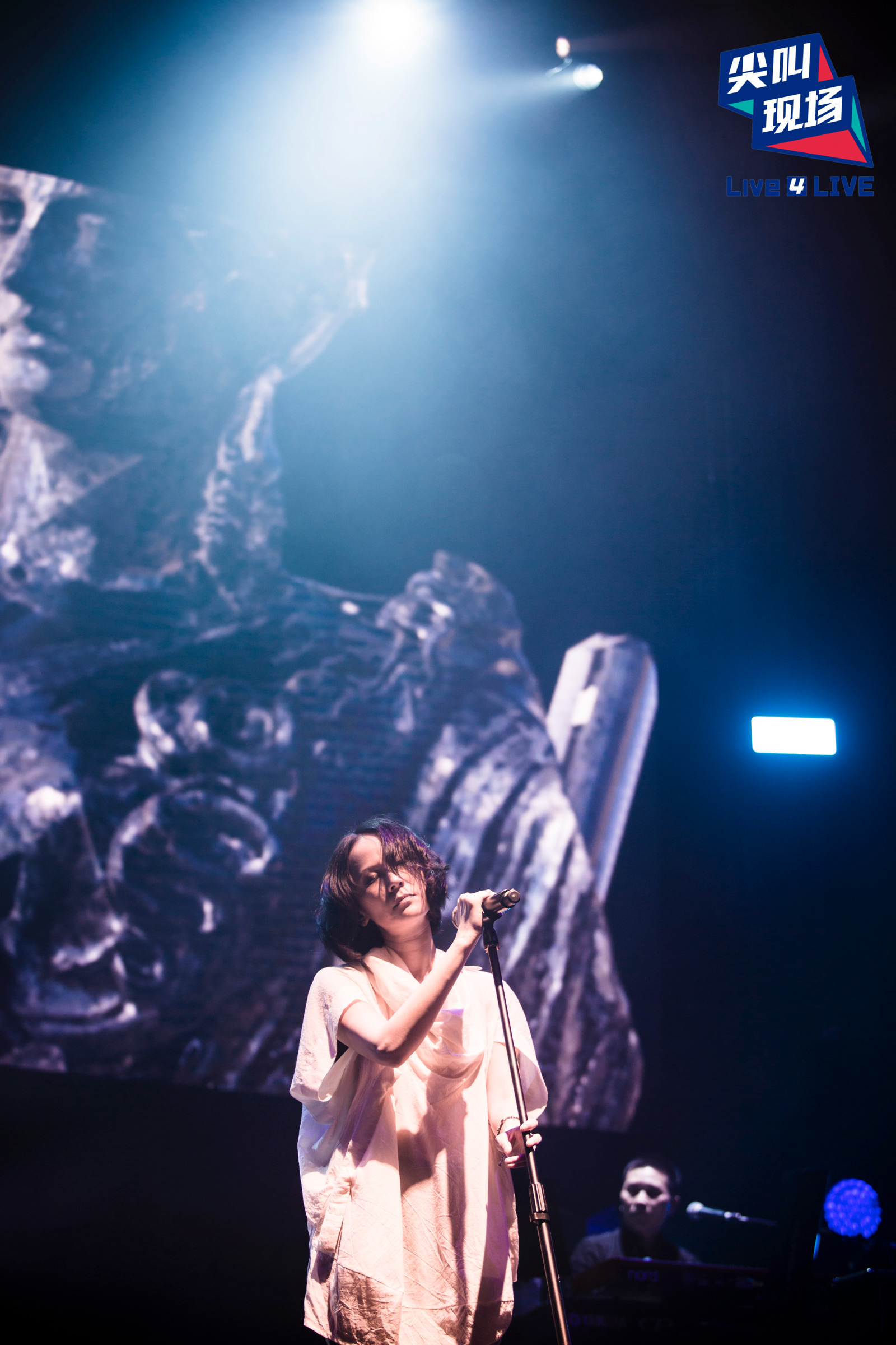 组图:杨乃文尖叫现场北京开唱 短发性感帅气女王范儿十足