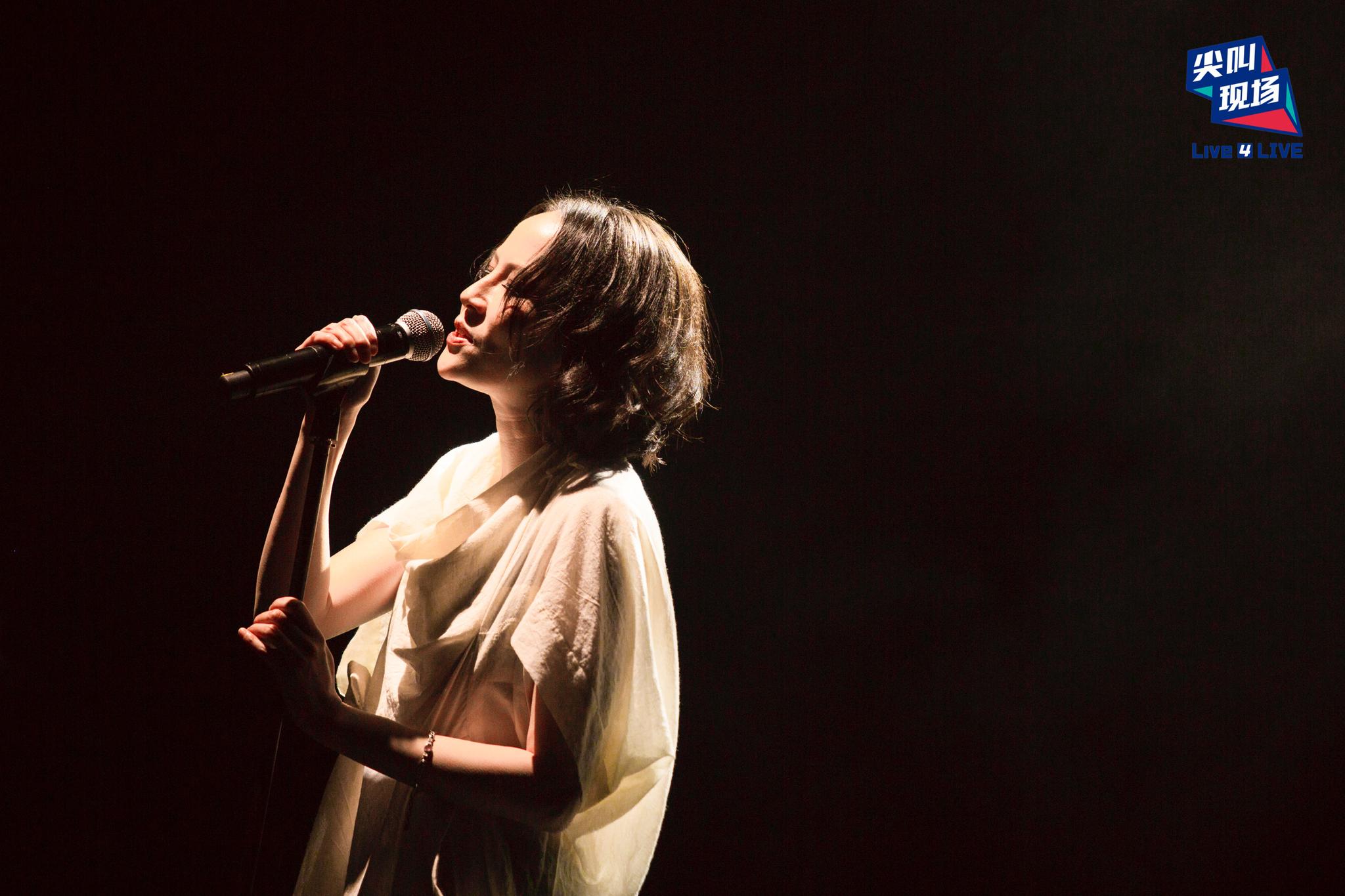 组图:杨乃文尖叫现场北京开唱 短发性感帅气女王范儿十足