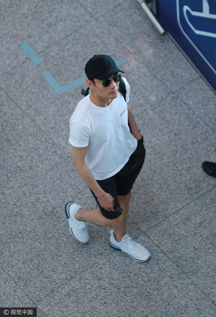 组图:王凯穿运动装现身活力满满 遭高空俯拍大长腿无处安放