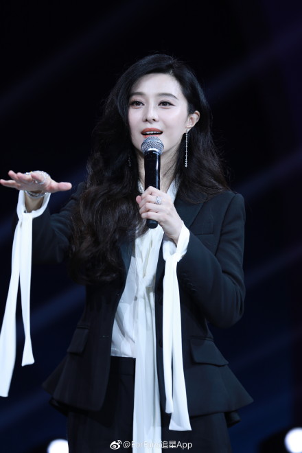 组图:这样很攻!范冰冰黑色西服干练洒脱 比男人都帅