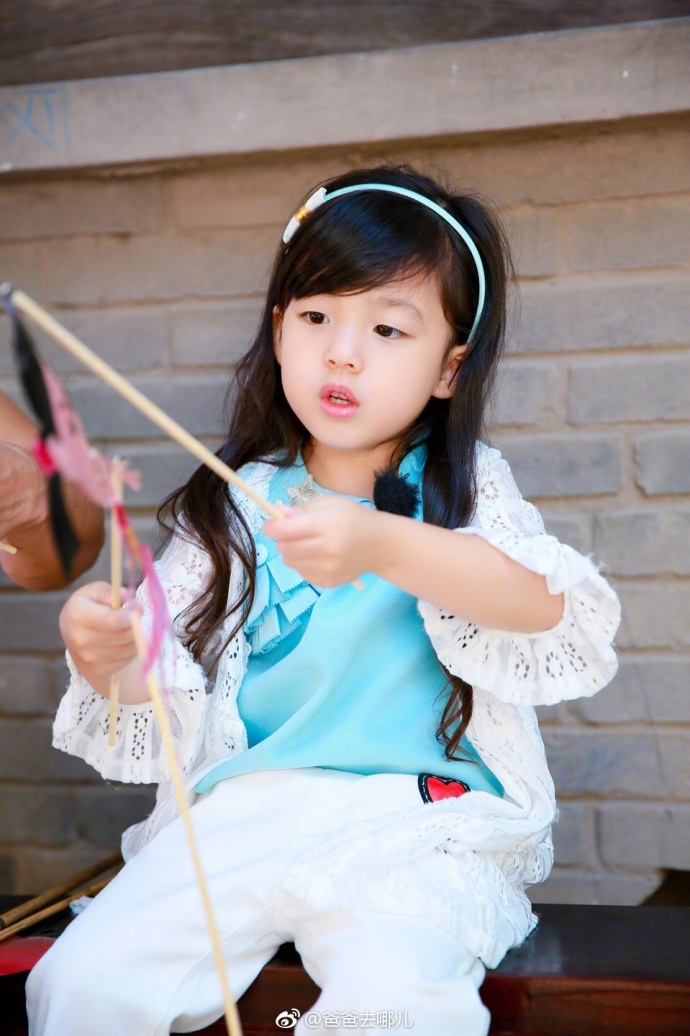组图:小天使无疑!周杰伦干女儿泡芙风格百变 笑眼弯弯又萌又甜