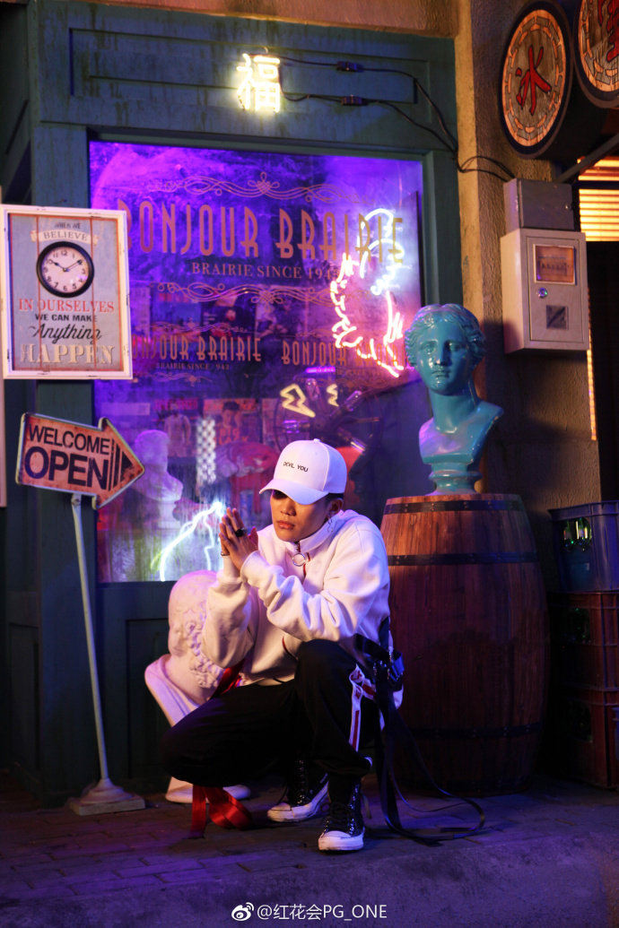 组图:嘻哈选手pg-one晒时尚大片走忧郁风 带帽捂嘴酷帅十足