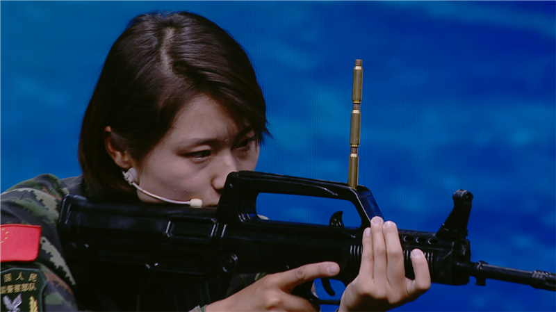 董卿孙杨评委为选手鼓掌