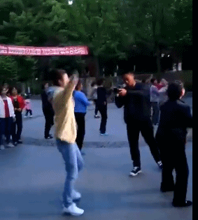 景甜和大妈们跳广场舞 有模有样嗨到不行!