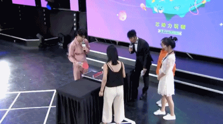 动图：粉色帅哥哥！任嘉伦嘉年华与粉丝pk乒乓球