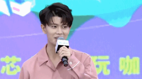 动图：粉色帅哥哥！任嘉伦嘉年华与粉丝pk乒乓球