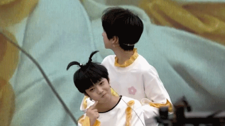 动图：TF家族小锅盖们互做发型 双揪马尾苹果头萌化了