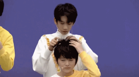 动图：TF家族小锅盖们互做发型 双揪马尾苹果头萌化了