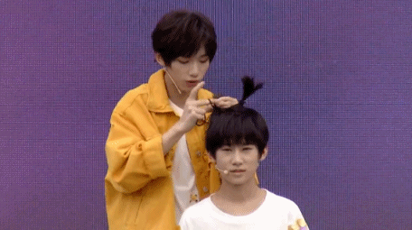 动图：TF家族小锅盖们互做发型 双揪马尾苹果头萌化了