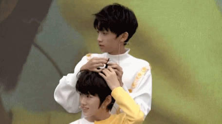 动图：TF家族小锅盖们互做发型 双揪马尾苹果头萌化了