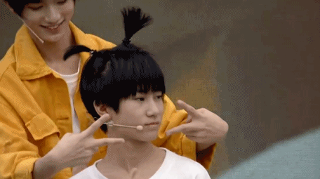 动图：TF家族小锅盖们互做发型 双揪马尾苹果头萌化了