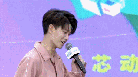 动图：粉色帅哥哥！任嘉伦嘉年华与粉丝pk乒乓球