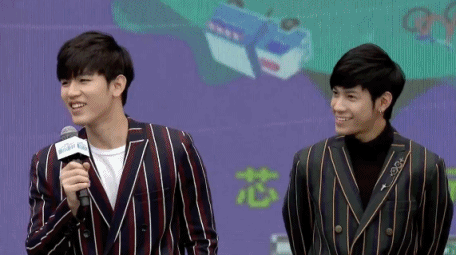 动图:泰星new&singto亮相嘉年华 钢炮吃辣条也这么优雅