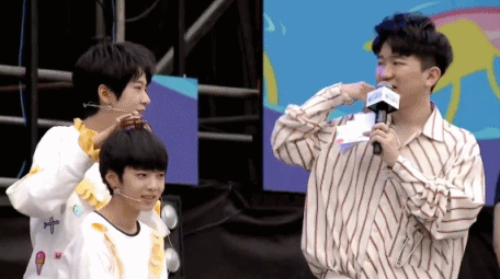 动图：TF家族小锅盖们互做发型 双揪马尾苹果头萌化了