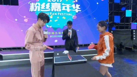 动图：粉色帅哥哥！任嘉伦嘉年华与粉丝pk乒乓球