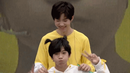 动图：TF家族小锅盖们互做发型 双揪马尾苹果头萌化了