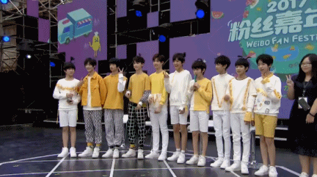 动图：TF家族小锅盖们互做发型 双揪马尾苹果头萌化了