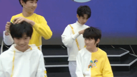 动图：TF家族小锅盖们互做发型 双揪马尾苹果头萌化了