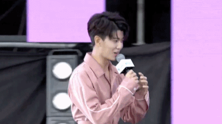 任嘉伦嘉年华与粉丝pk乒乓球