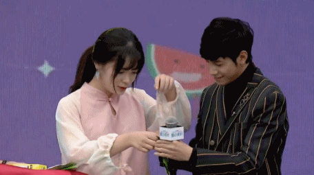 动图:泰星new&singto亮相嘉年华 钢炮吃辣条也这么优雅