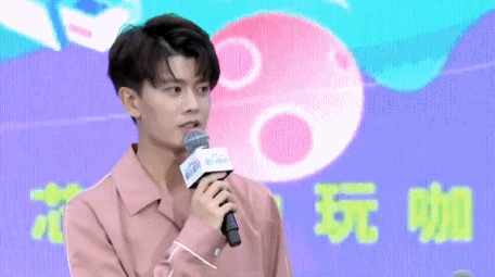 动图：粉色帅哥哥！任嘉伦嘉年华与粉丝pk乒乓球