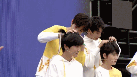 动图：TF家族小锅盖们互做发型 双揪马尾苹果头萌化了