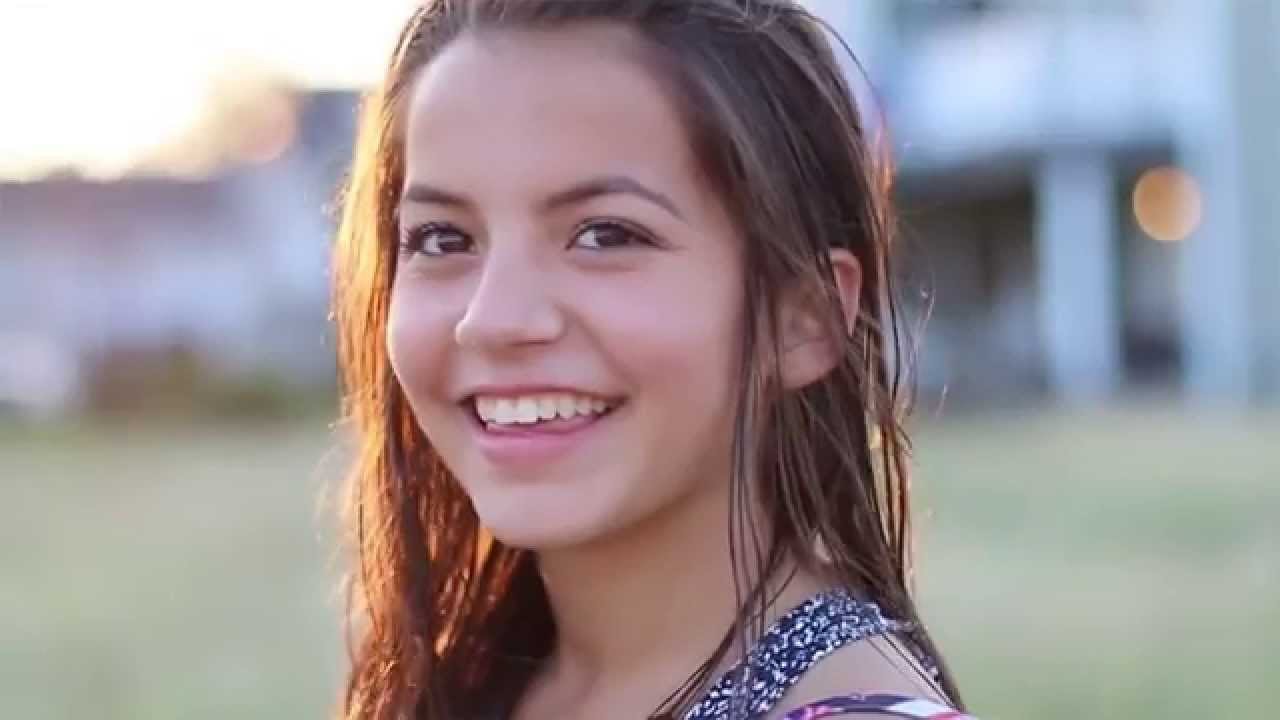 伊莎贝拉·莫奈海边写真