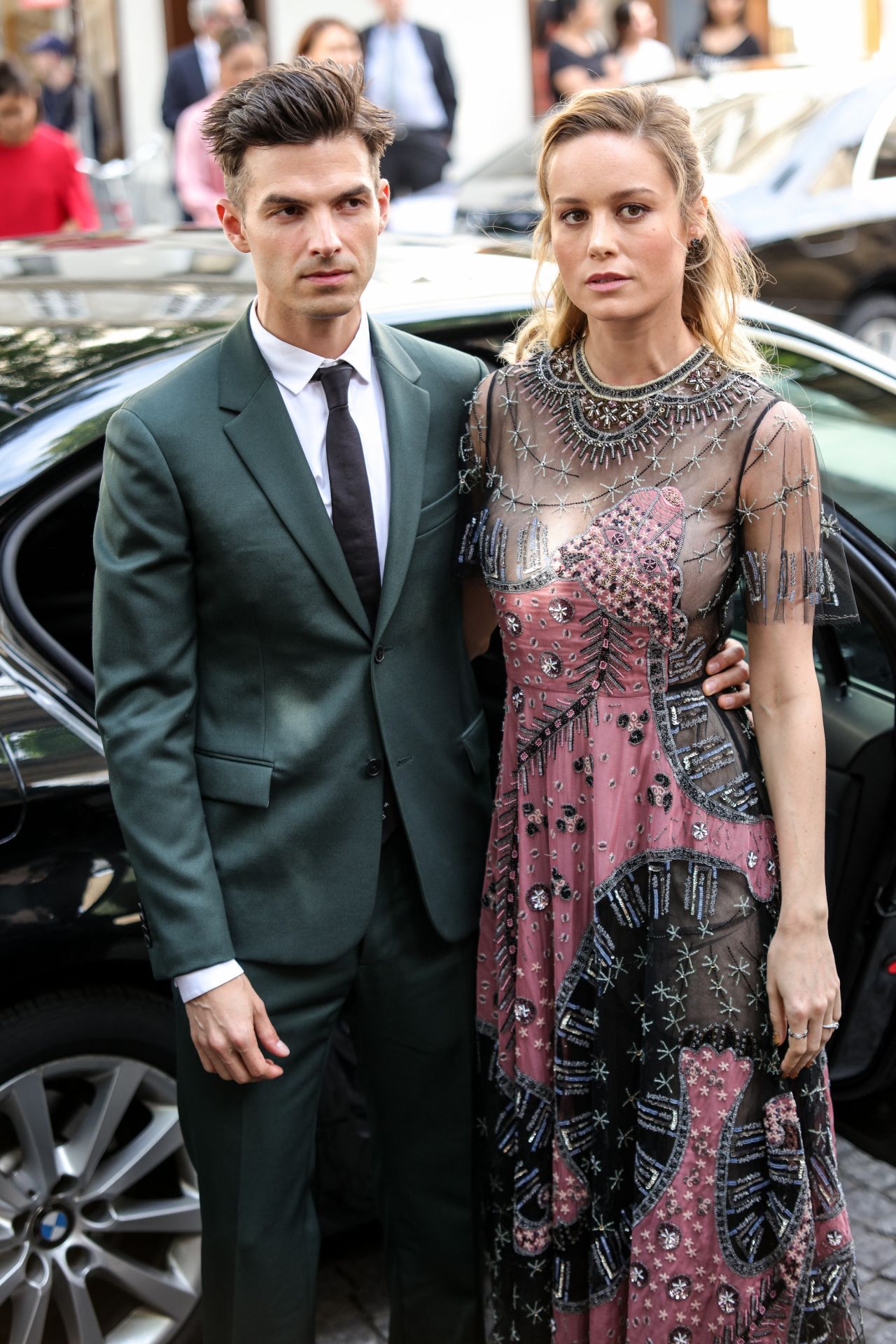 组图:奥斯卡影后拉尔森携未婚夫看秀 男才女貌羡煞旁人