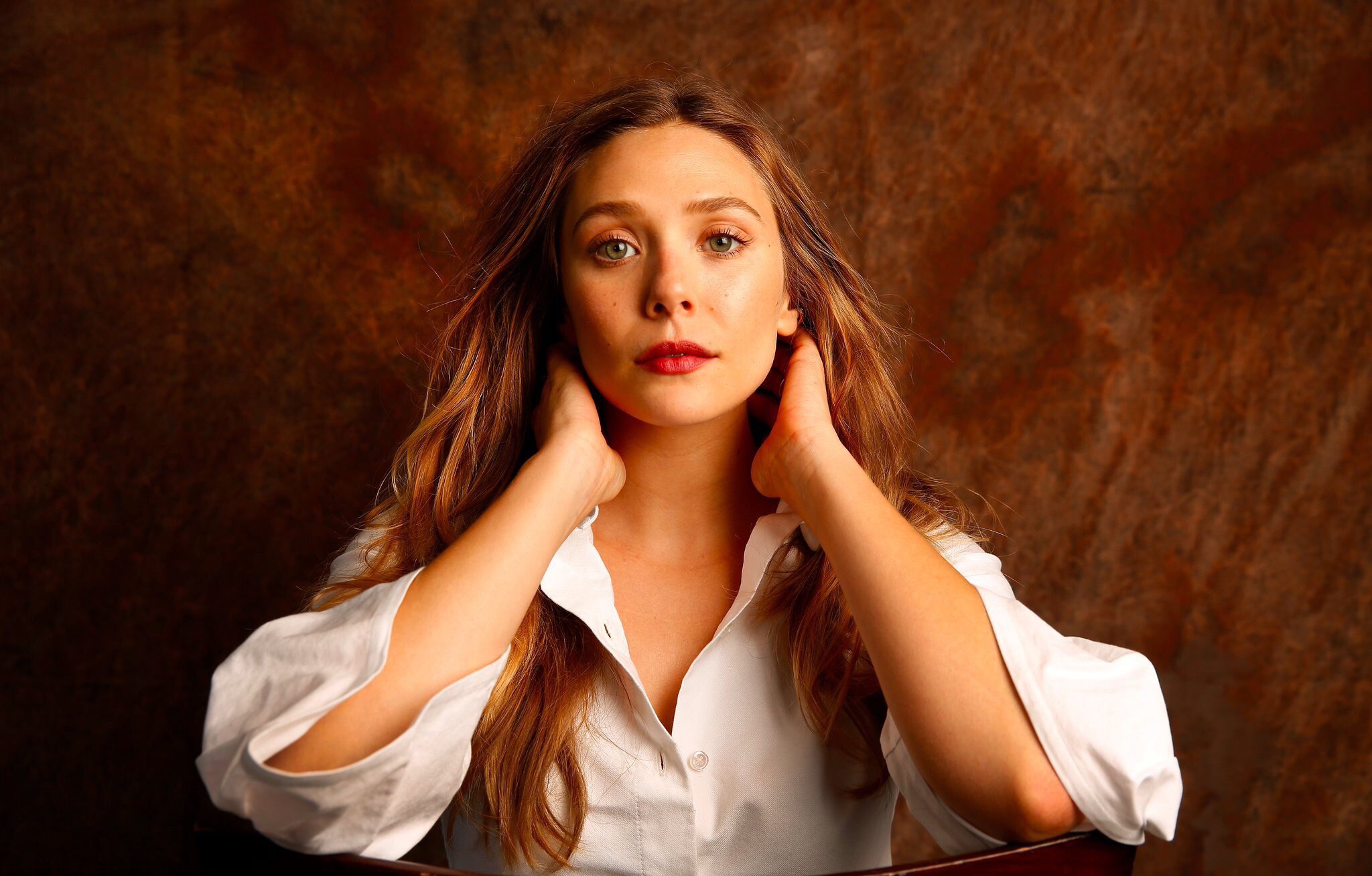 组图:"猩红女巫"奥尔森拍大片 衣襟大敞笑容迷人