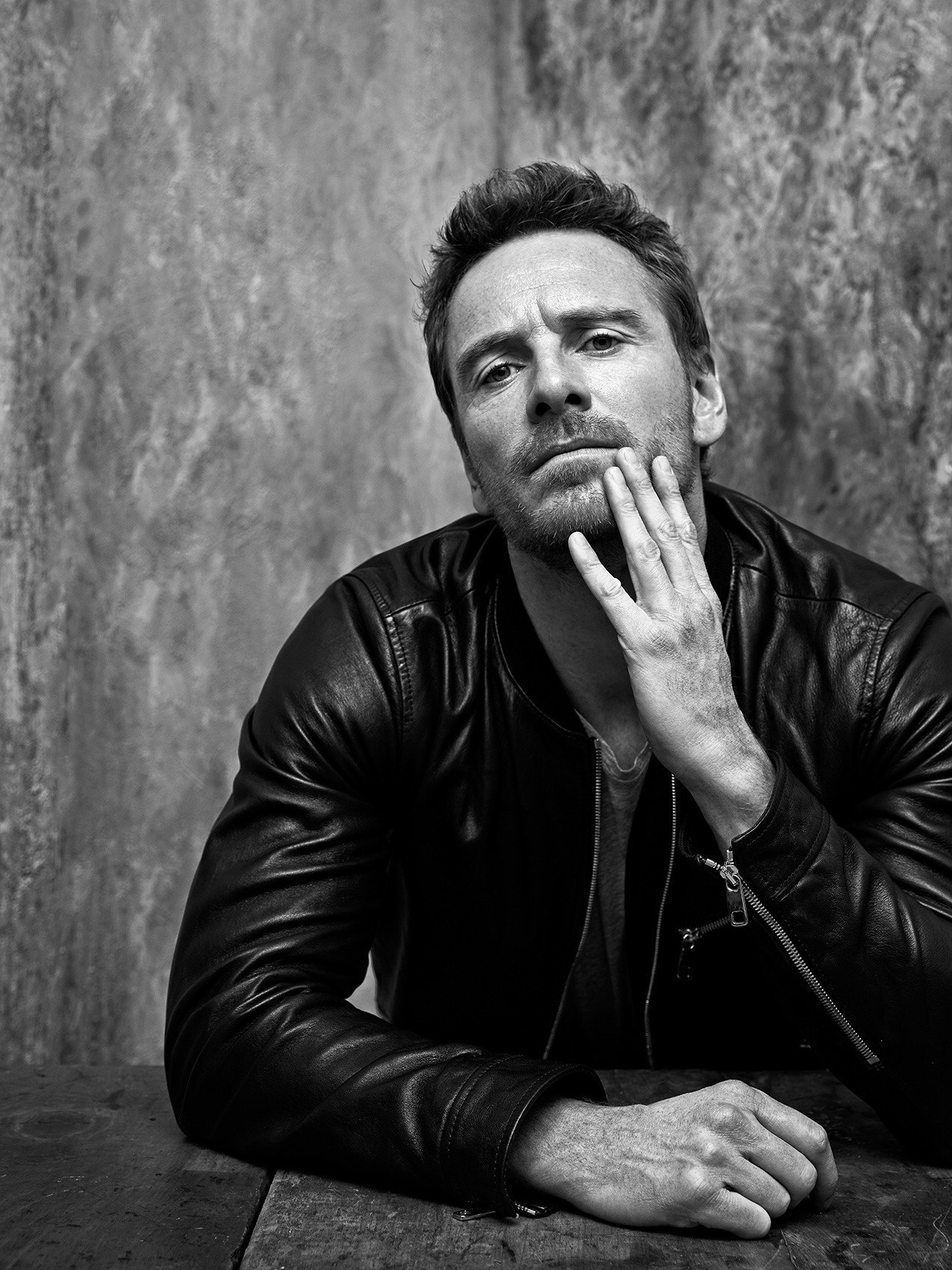 组图:"法鲨"黑白写真曝光 正装加身荷尔蒙四溢