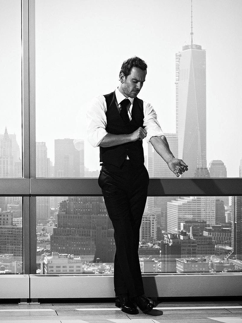 组图:"法鲨"黑白写真曝光 正装加身荷尔蒙四溢