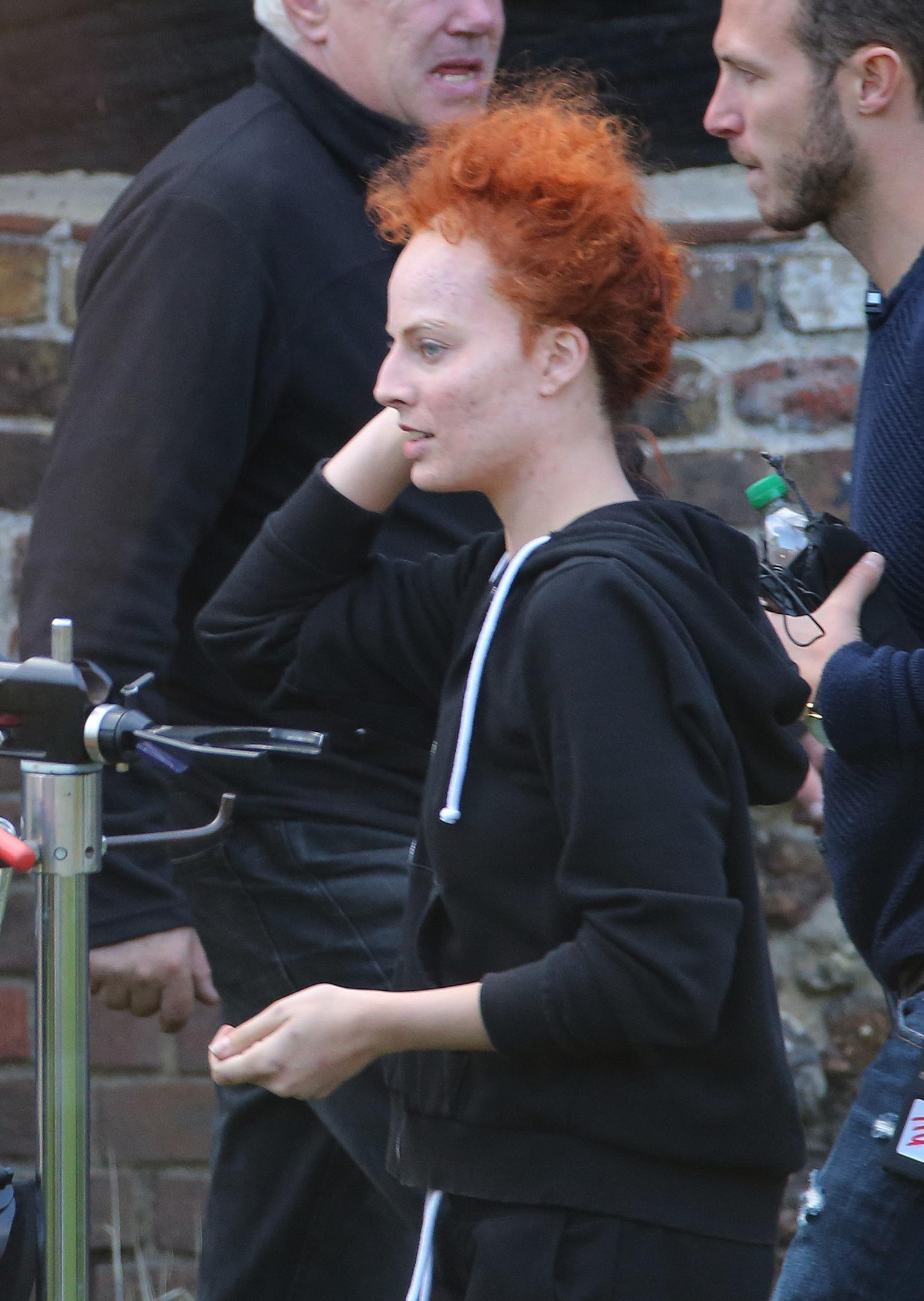 组图:"小丑女"罗比新造型亮相片场 还原伊丽莎白一世_高清图集_新浪网