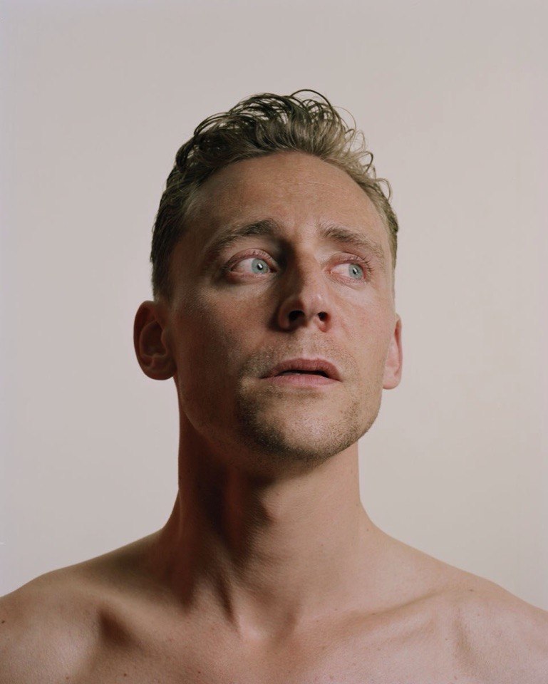 抖森另类写真图曝光 神情严肃大秀"眼技"