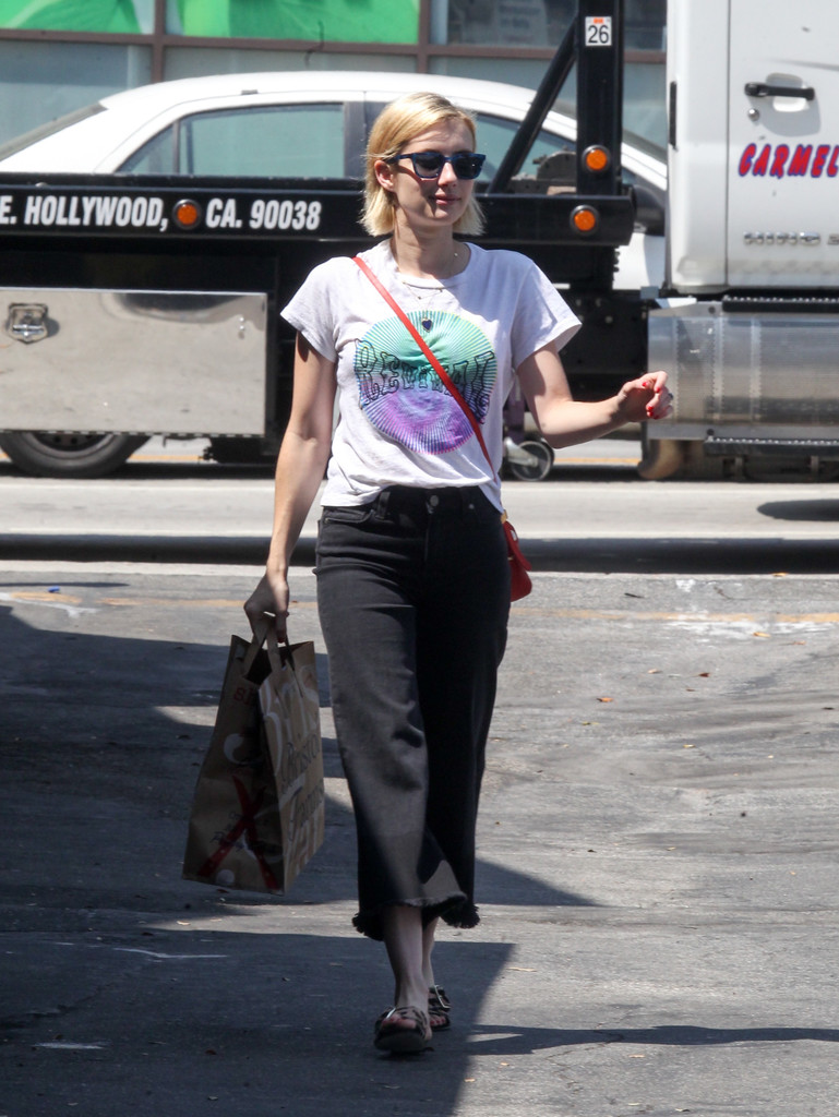 组图:艾玛·罗伯茨短发出街 见镜头露甜美微笑